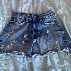 Arizona Jean Shorts w/ daisy design